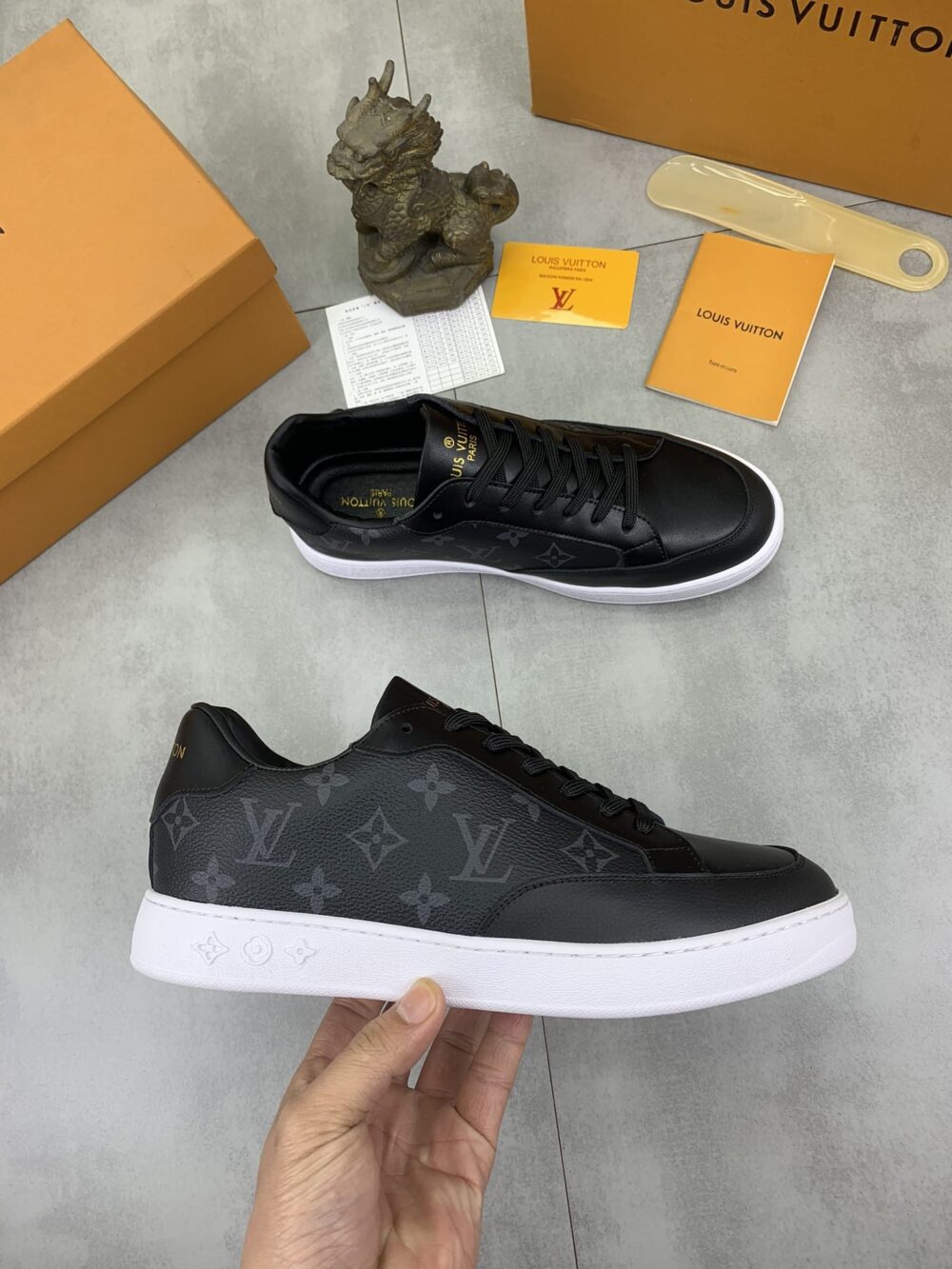 LOUIS VUITTON SNEAKER MONOGRAM PATTERN IN BLACK - Image 6