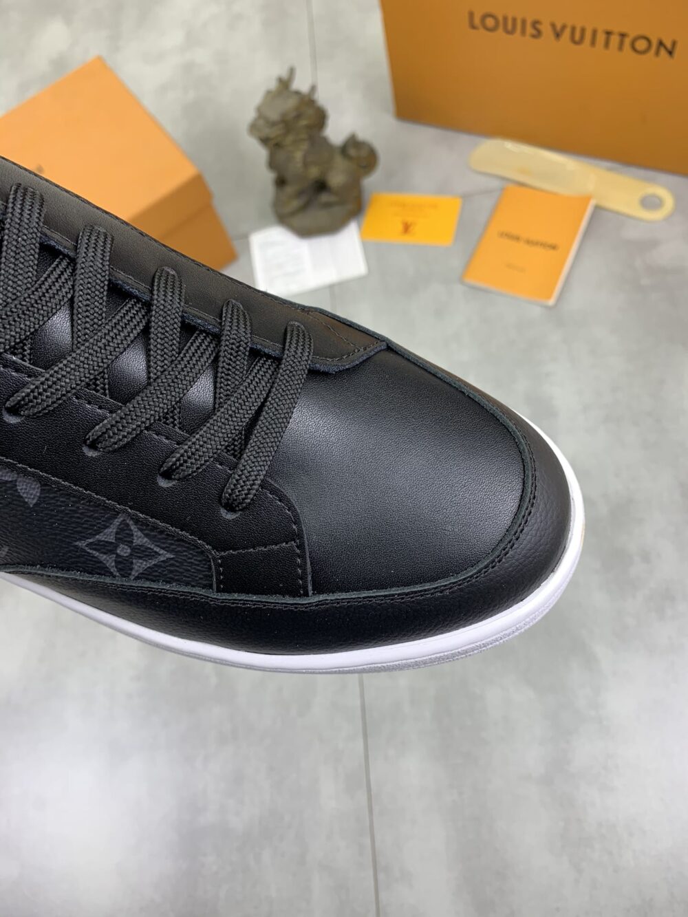 LOUIS VUITTON SNEAKER MONOGRAM PATTERN IN BLACK - Image 5