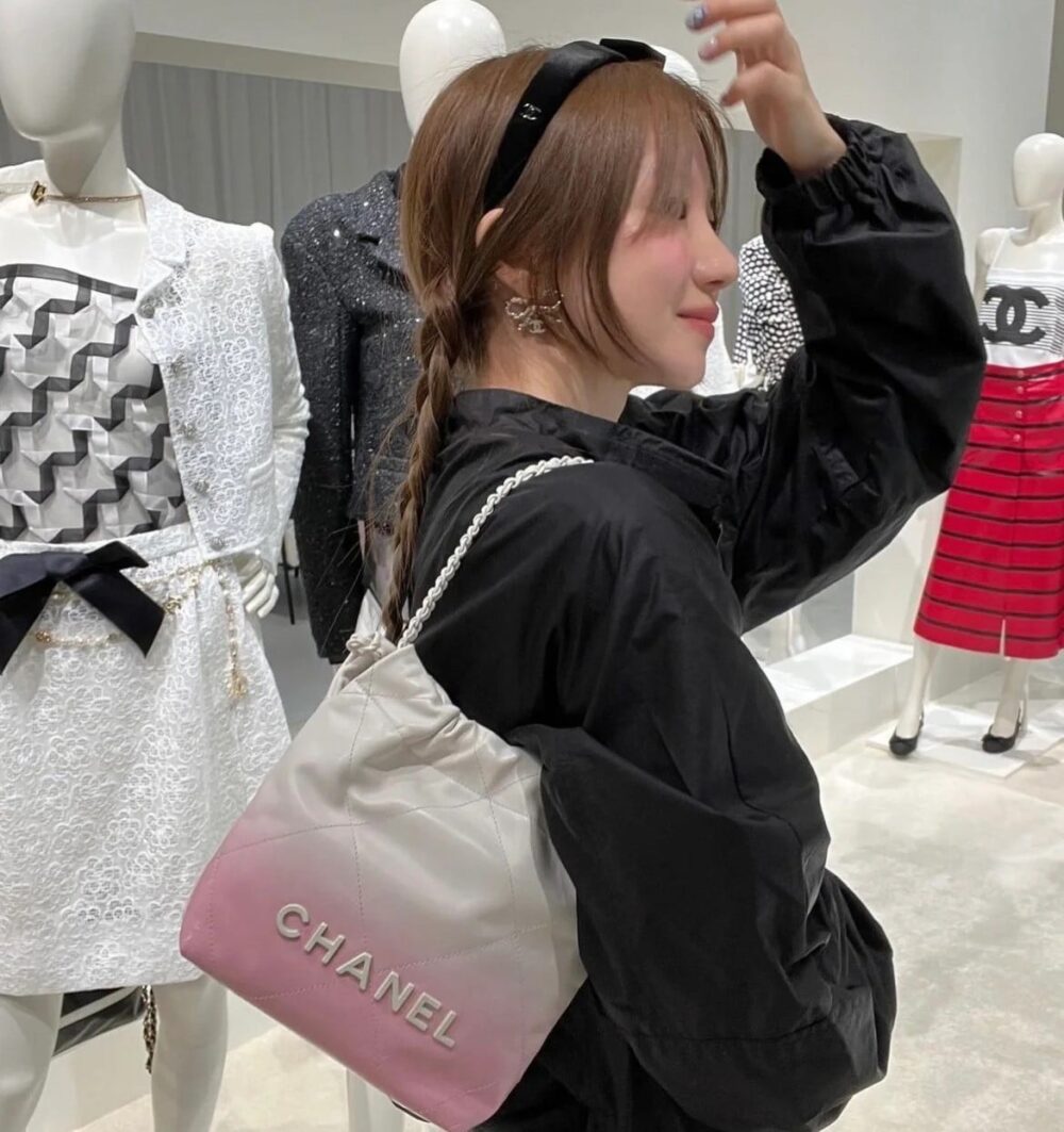 CHANEL 22 MINI HANDBAG PATENT GRADIENT LEATHER PINK 20CM - Image 4