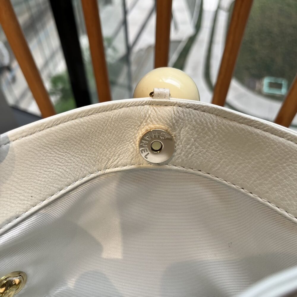 CHANEL LEATHER CUE BALL FOLDOVER BAG IVORY 26CM - Image 5
