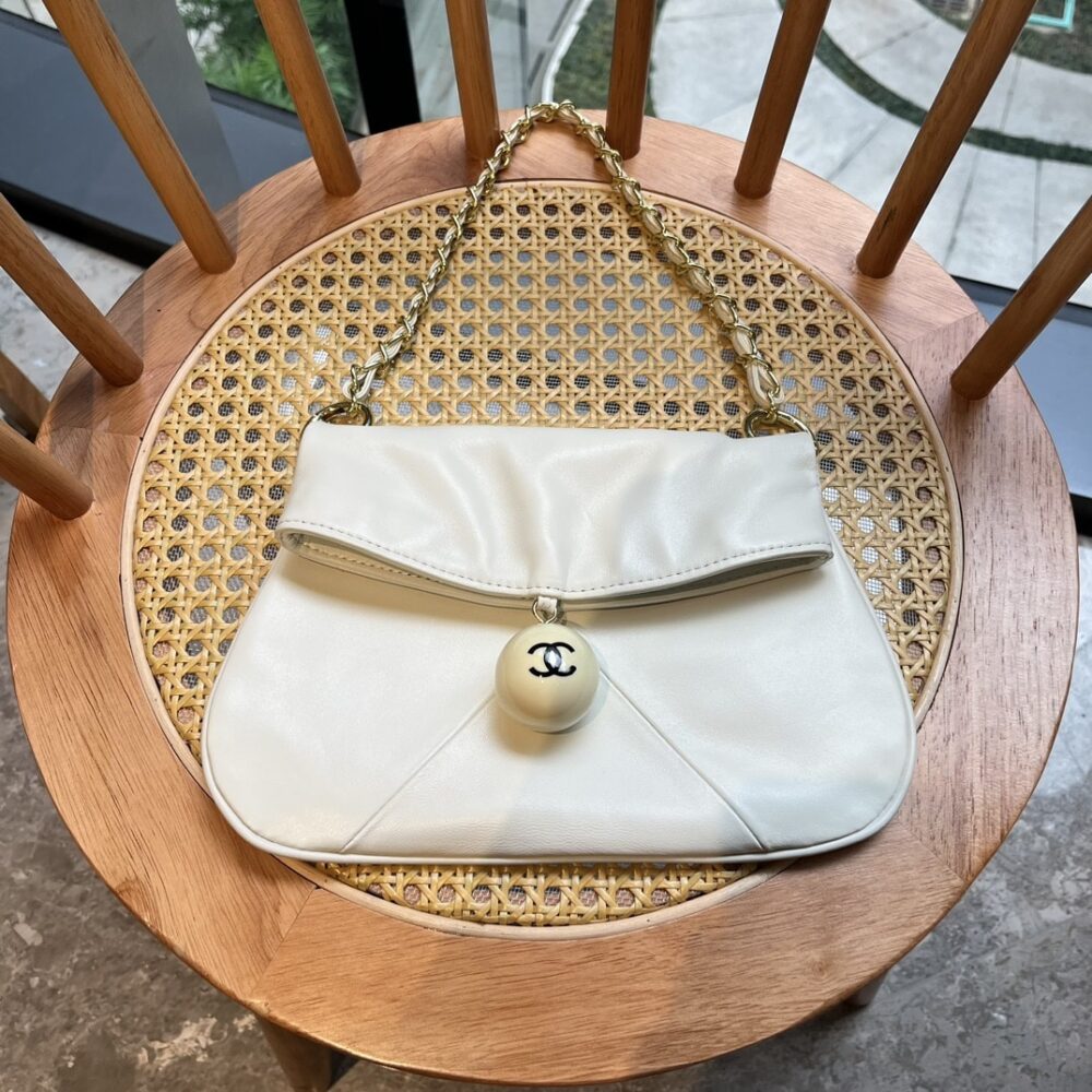 CHANEL LEATHER CUE BALL FOLDOVER BAG IVORY 26CM - Image 10