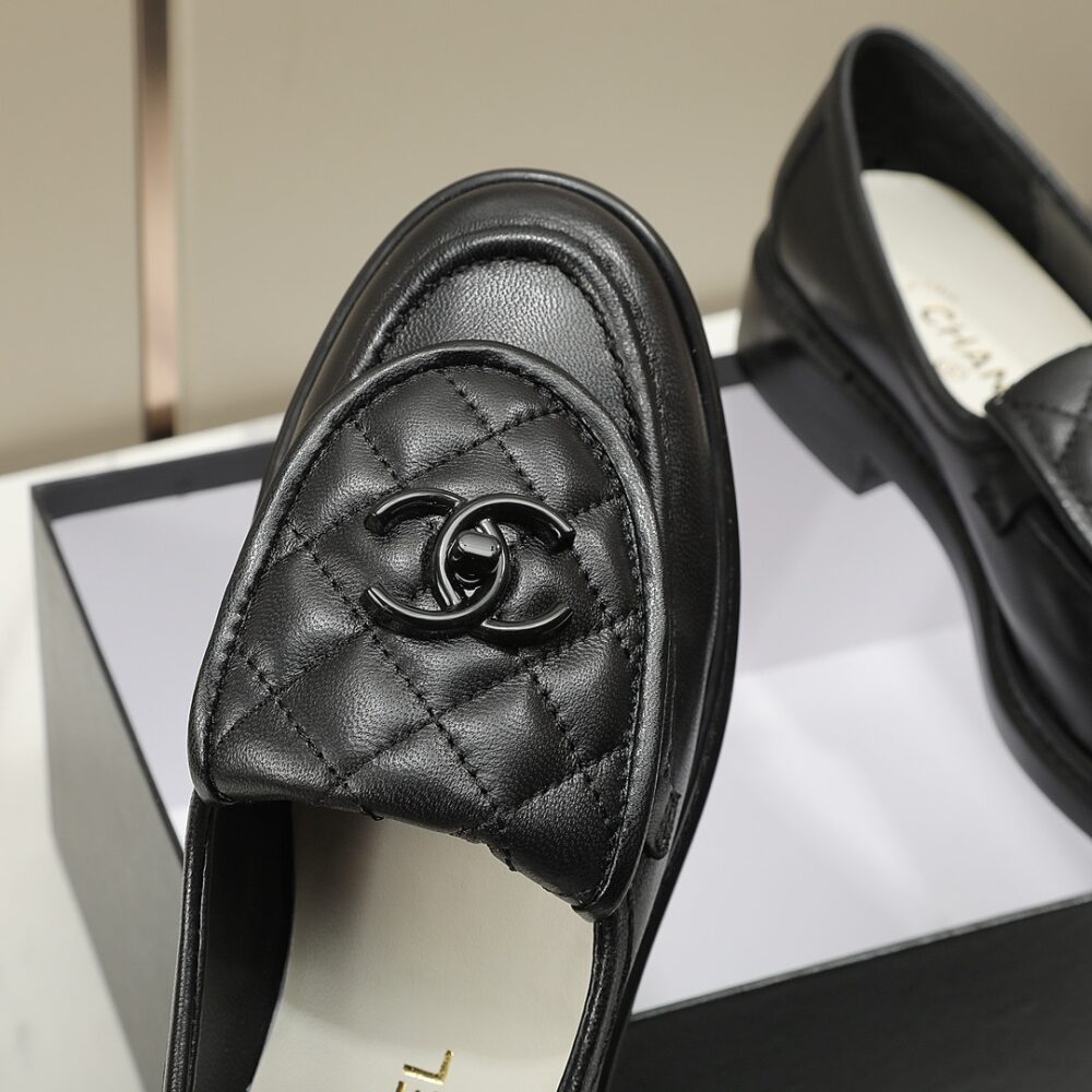 CHANEL CC NIB TURNLOCK MOCCASINS FLAT LOAFERS BLACK - Image 9