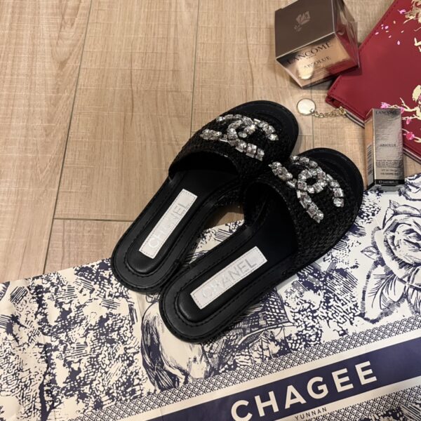 CHANEL COCO MARK 23SS STRAW AND LEATHER SANDALS - Image 2
