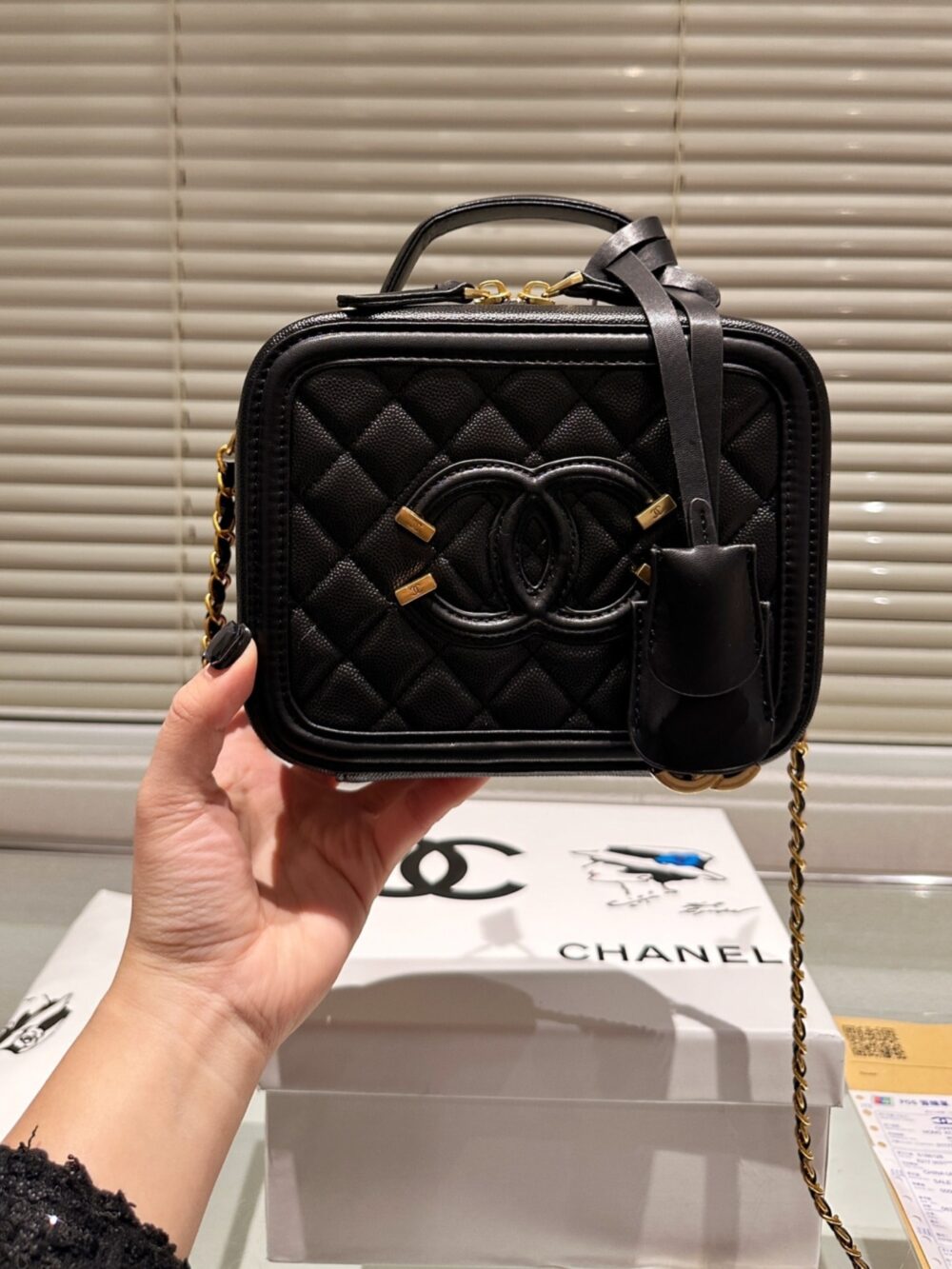 CHANEL SMALL VANITY CASE SS22 BLACK 17CM - Image 6