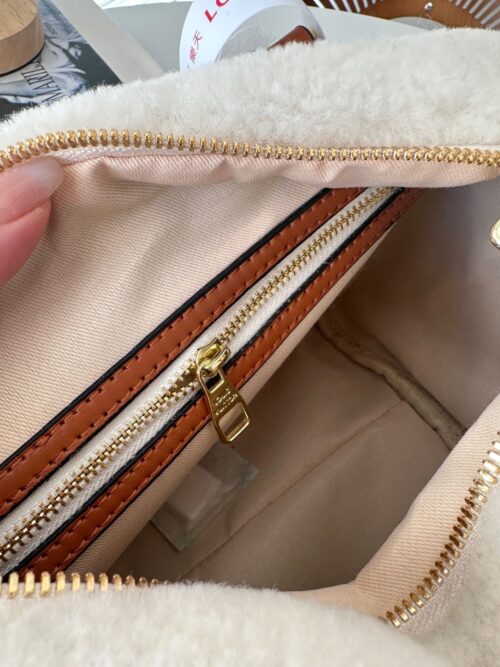 Alternative view of Louis Vuitton Speedy Bandouliere Monogram Teddy Fleece 25 White 25Cm
