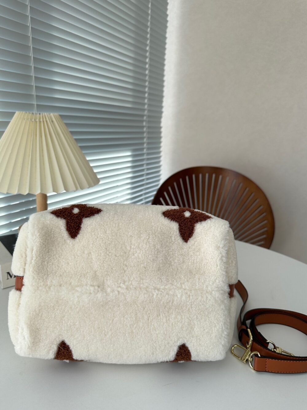 LOUIS VUITTON SPEEDY BANDOULIERE MONOGRAM TEDDY FLEECE 25 WHITE 25CM - Image 4