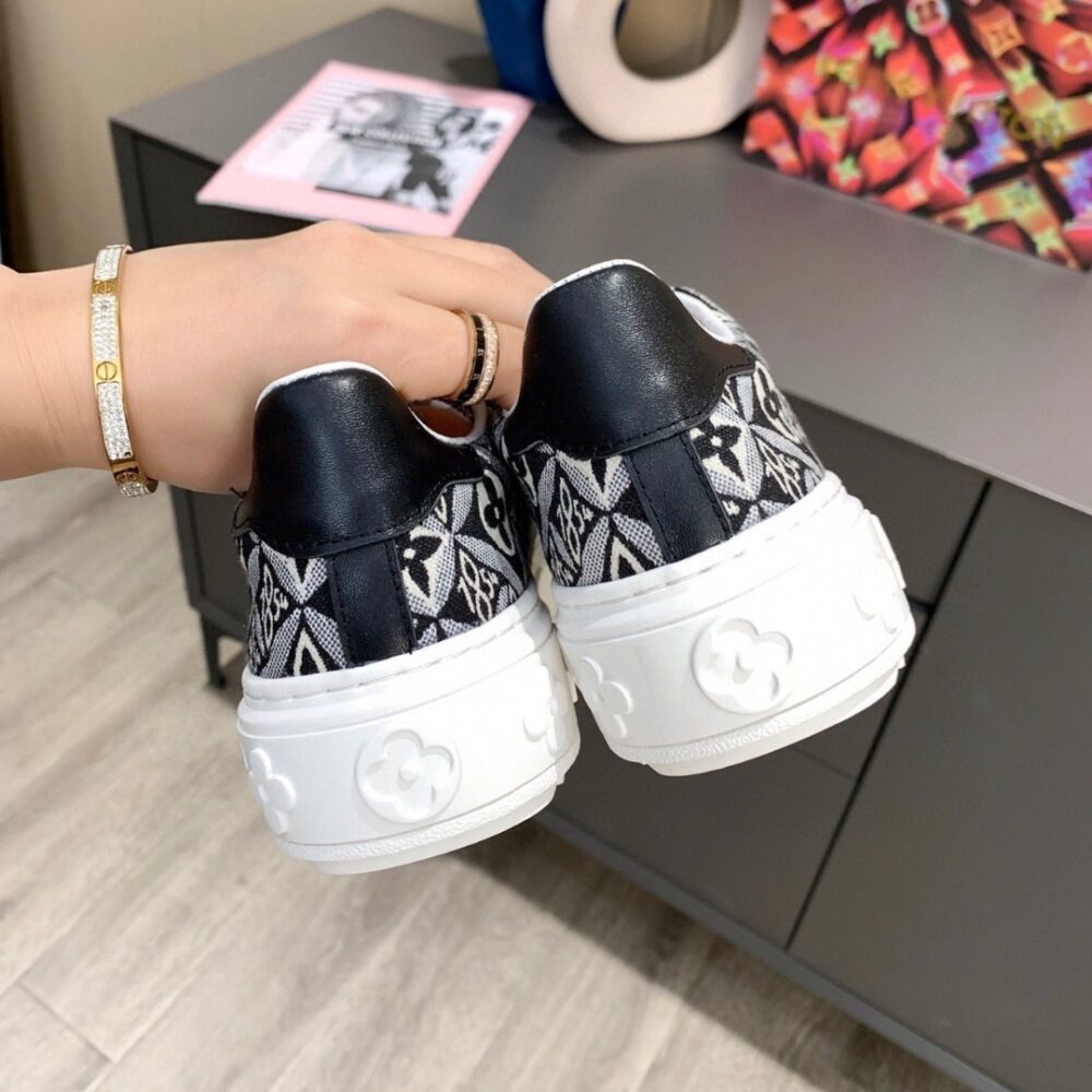 LOUIS VUITTON TIME OUT TRAINERS GREY 1A9FNI - Image 2