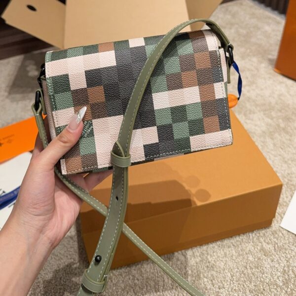LOUIS VUITTON STEAMER WEARABLE WALLET DAMIER GREEN 17CM M83172 - Image 4