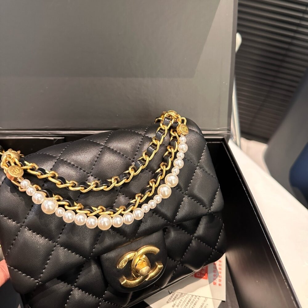 CHANEL FLAP BAG GOLD HARDWARE WITH CHAIN WHITE 17CM - Image 3