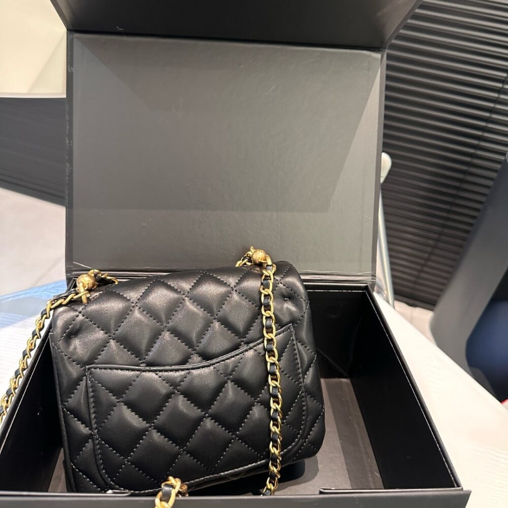 CHANEL FLAP BAG GOLD HARDWARE WITH CHAIN WHITE 17CM - Image 5