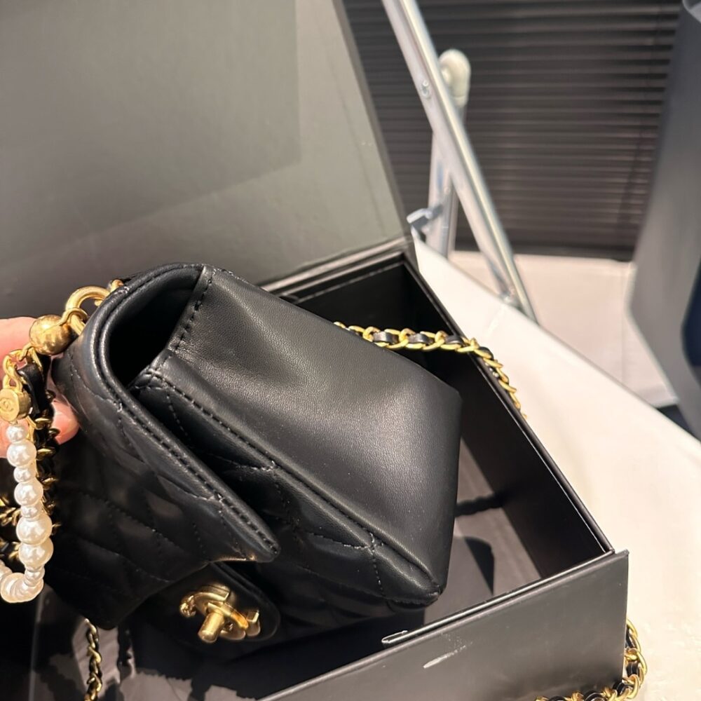 CHANEL FLAP BAG GOLD HARDWARE WITH CHAIN WHITE 17CM - Image 6