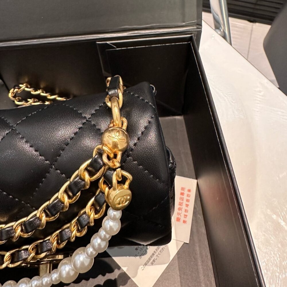 CHANEL FLAP BAG GOLD HARDWARE WITH CHAIN WHITE 17CM - Image 7