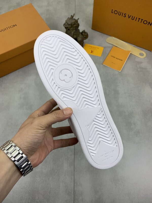 LOUIS VUITTON SNEAKER CALFSKIN MONOGRAM PATTERN IN WHITE - Image 7