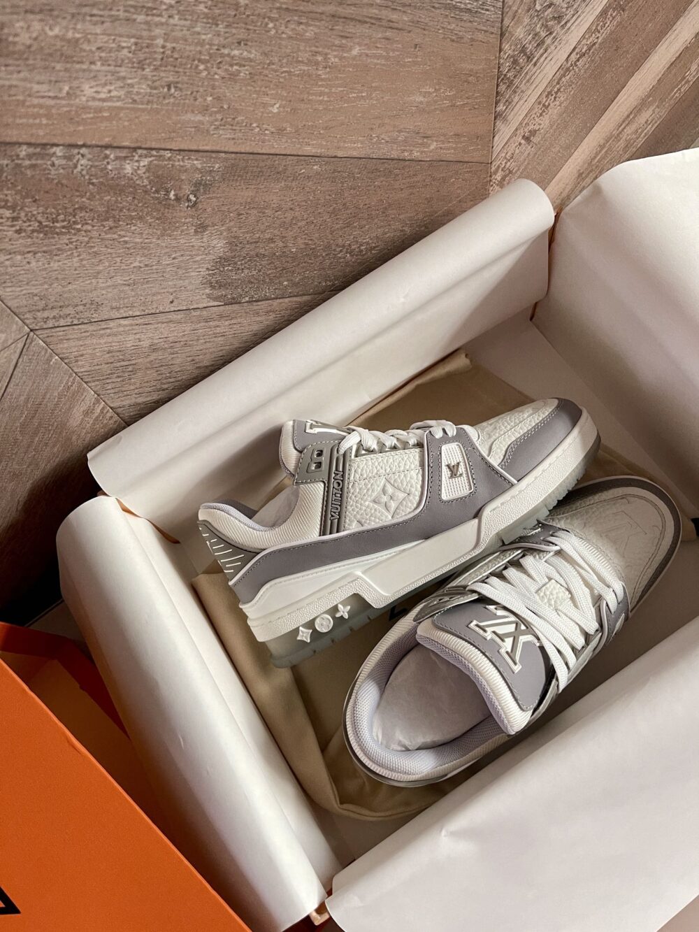 LOUIS VUITTON LV TRAINER SNEAKER GREY WHITE 1A8KBA - Image 4