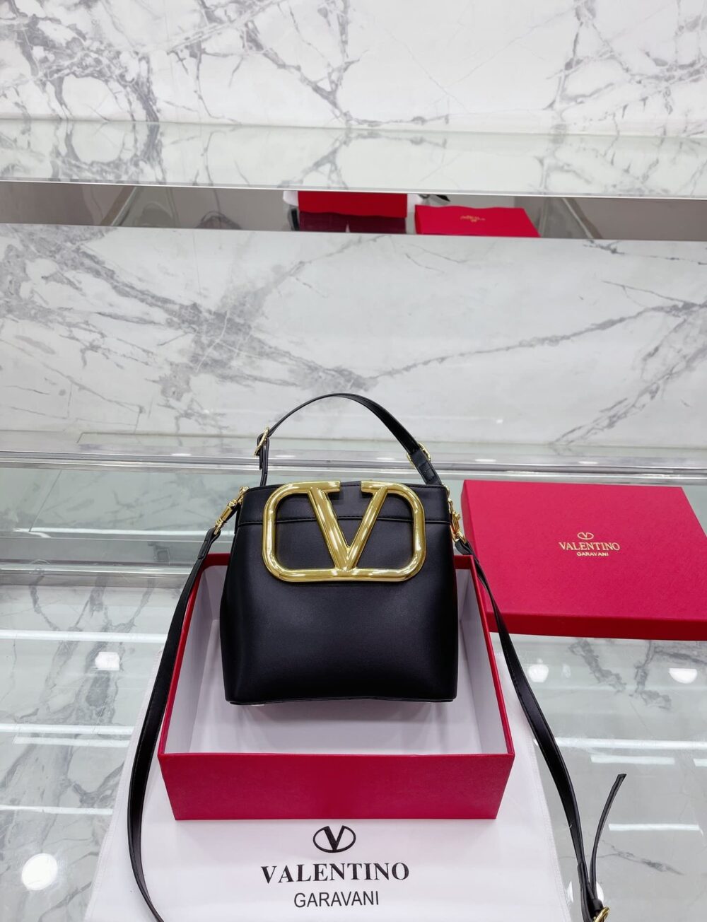VALENTINO GARAVANI SUPERVEE LEATHER BUCKET BAG BLACK 20CM - Image 2