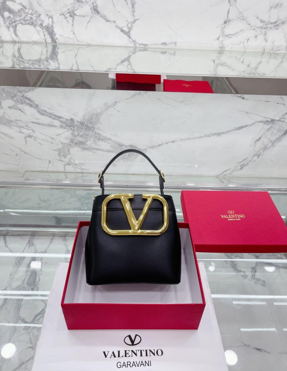VALENTINO GARAVANI SUPERVEE LEATHER BUCKET BAG BLACK 20CM - Image 3