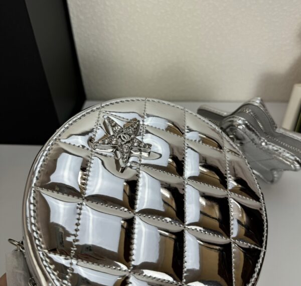 CHANEL ROUND WITH CHARM AND STAR COIN PURSE METALLIC SILVER 15CM - Image 6