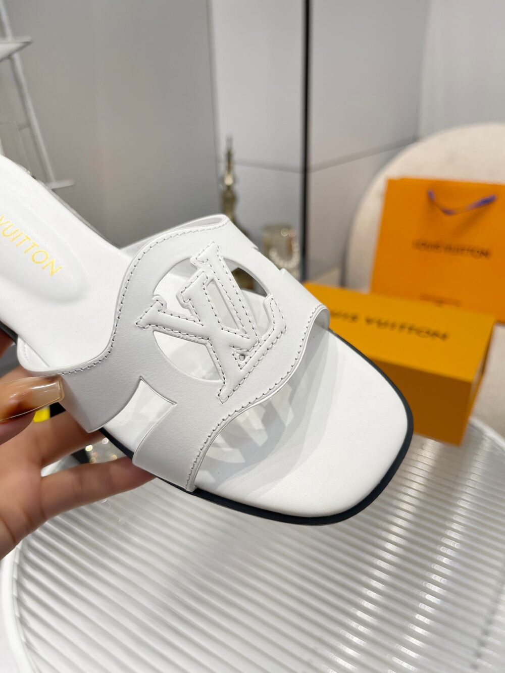 LOUIS VUITTON LV ISOLA FLAT MULE WHITE 1ABOZK - Image 5