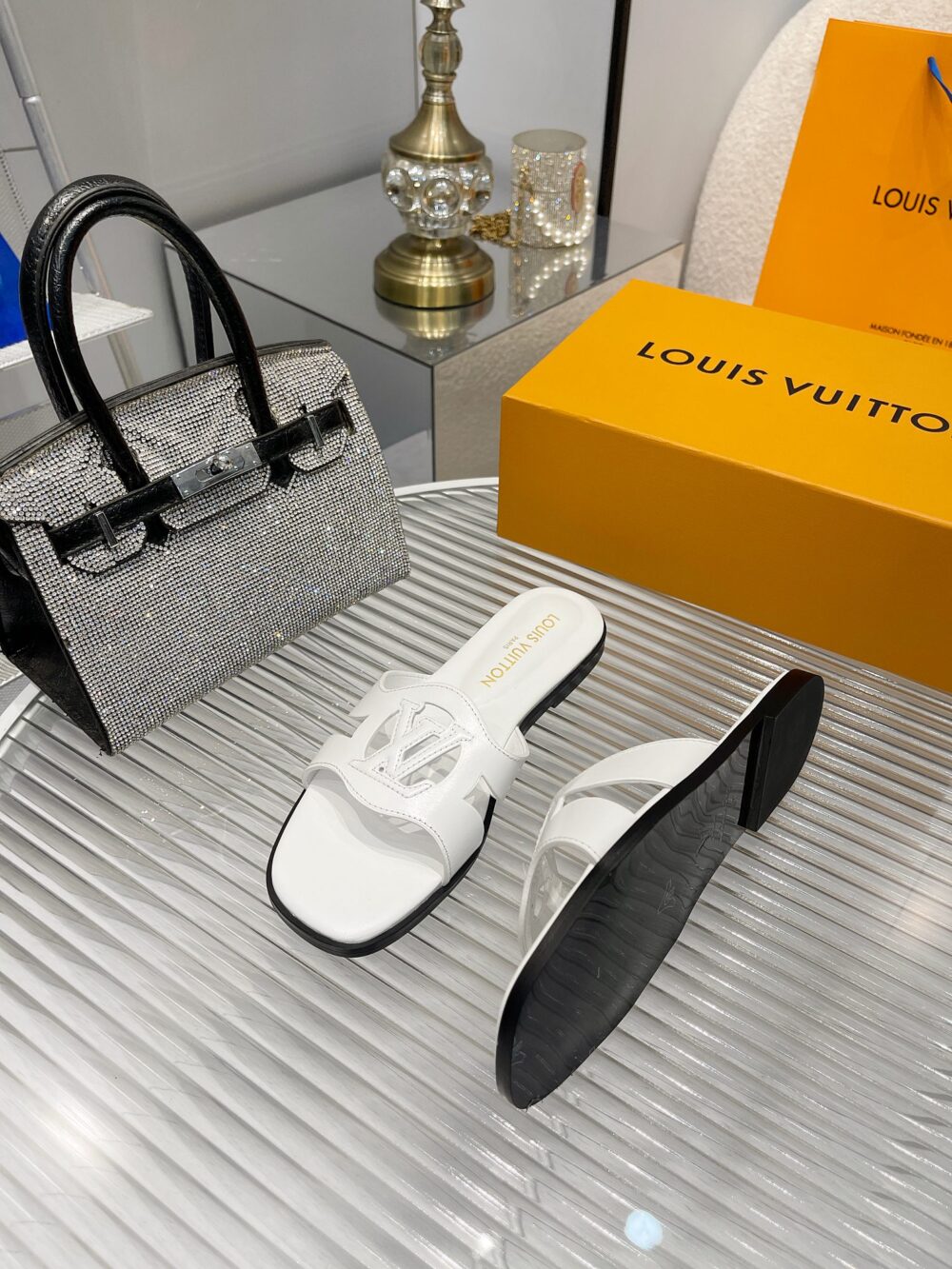 LOUIS VUITTON LV ISOLA FLAT MULE WHITE 1ABOZK - Image 3