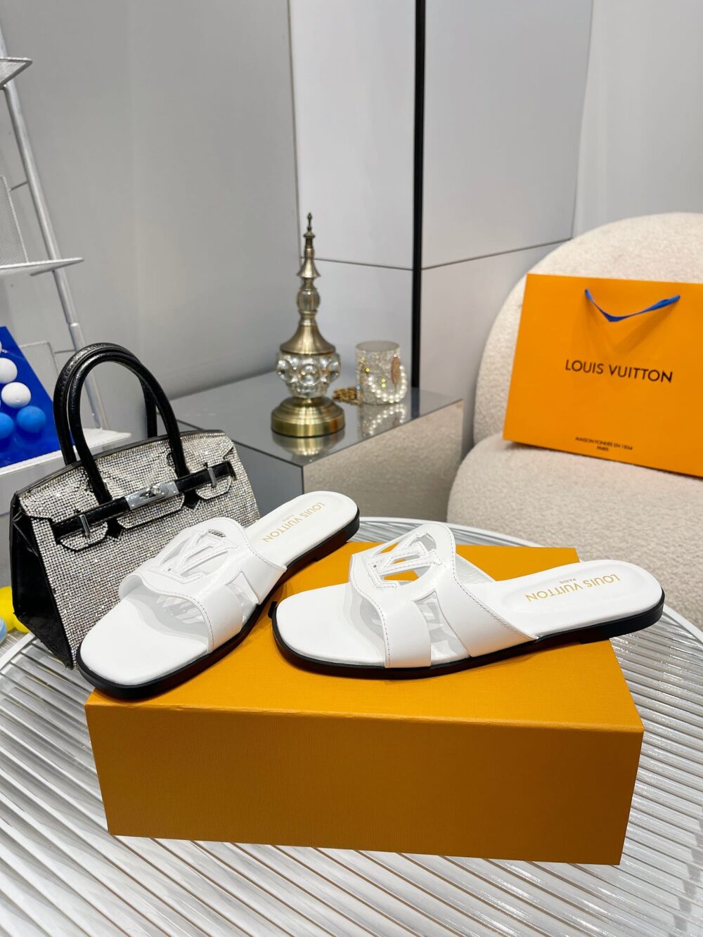 LOUIS VUITTON LV ISOLA FLAT MULE WHITE 1ABOZK - Image 2