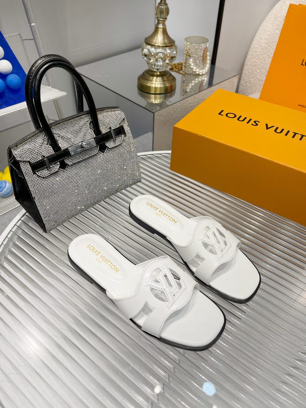 LOUIS VUITTON LV ISOLA FLAT MULE WHITE 1ABOZK - Image 4