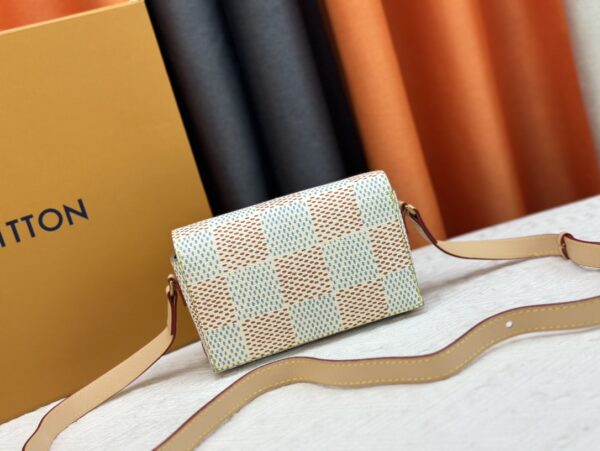 LOUIS VUITTON STEAMER WEARABLE WALLET WHITE 18CM N40674 - Image 5