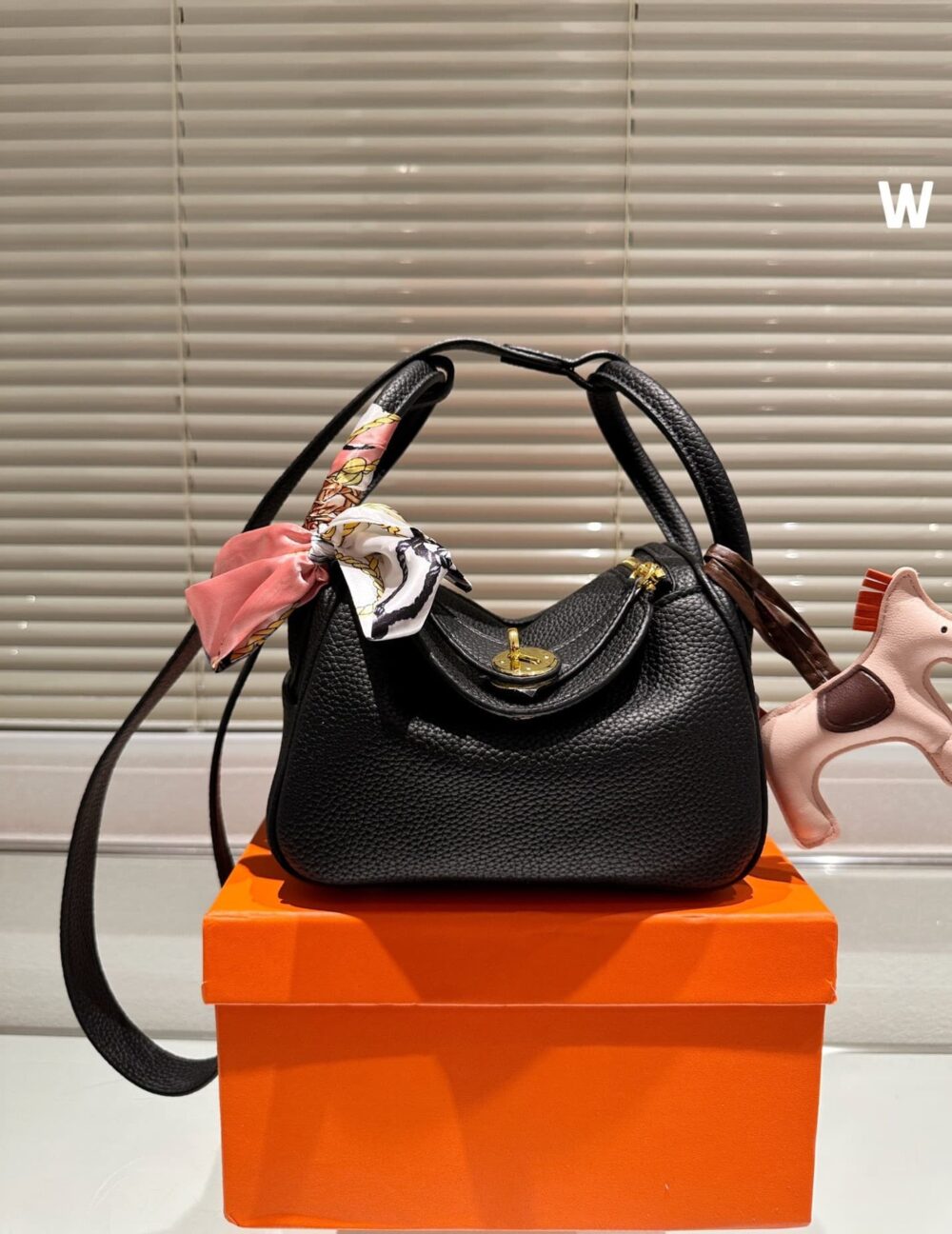 HERMES LINDY BAG WITH SCARF HANDLE AND HORSE CHARM BLACK 20CM - Image 3