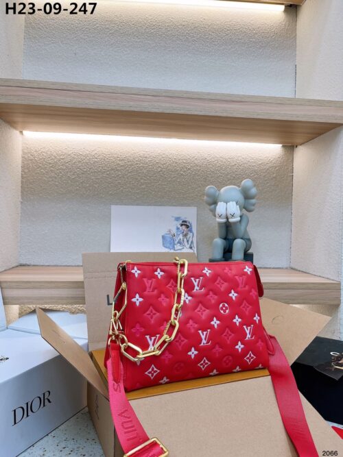 Alternative view of Louis Vuitton Bolso Coussin PM Monogram Rouge 27Cm M22397