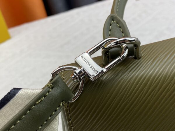 LOUIS VUITTON CLUNY MINI GEEN 22CM - Image 7
