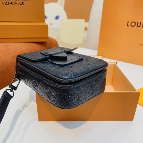 LOUIS VUITTON S LOCK VERTICAL WEARABLE WALLET BLACK 19CM M81524 - Image 3
