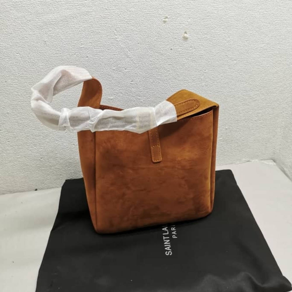 SAINT LAURENT LE 5 À 7 SUPPLE IN SUEDE GOLDEN BROWN 24CM - Image 3