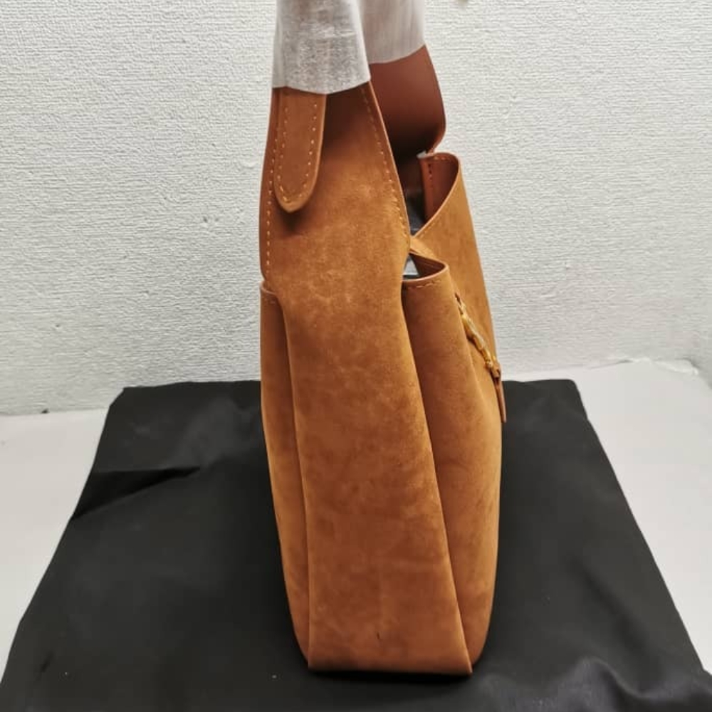 SAINT LAURENT LE 5 À 7 SUPPLE IN SUEDE GOLDEN BROWN 24CM - Image 4