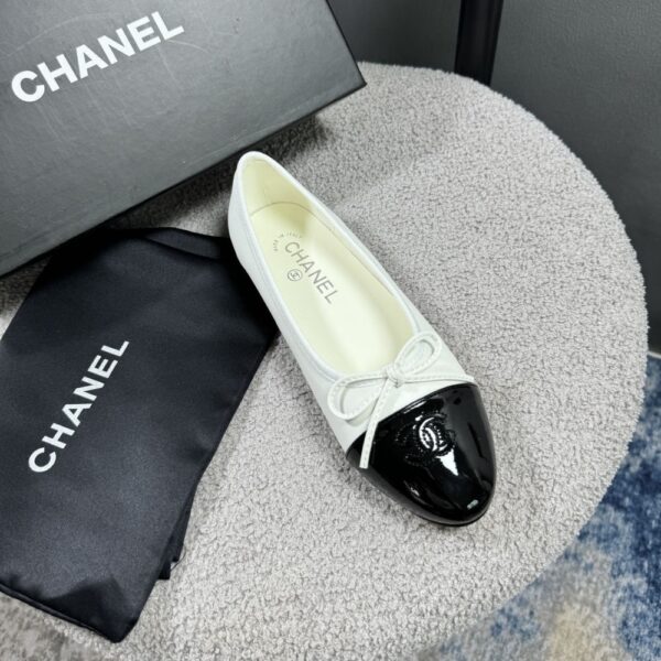 CHANEL BALLERINA FLAT SHOES IN WHITE - Image 5