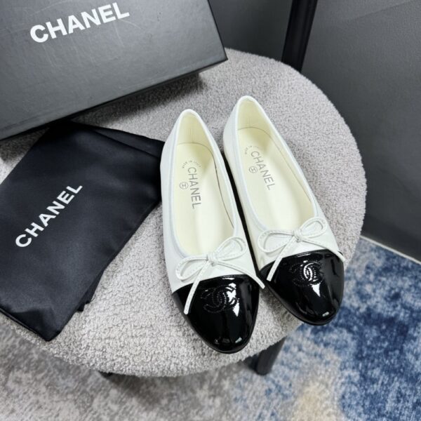 CHANEL BALLERINA FLAT SHOES IN WHITE - Image 2