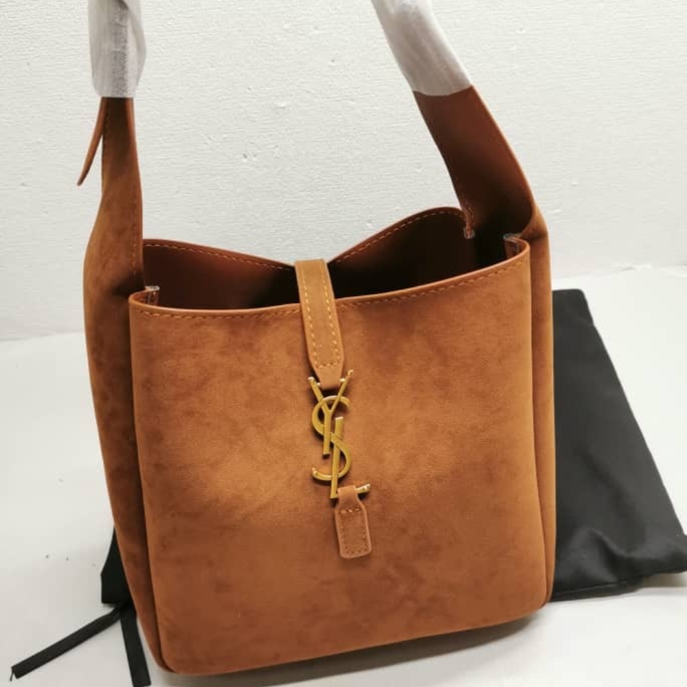 SAINT LAURENT LE 5 À 7 SUPPLE IN SUEDE GOLDEN BROWN 24CM - Image 5