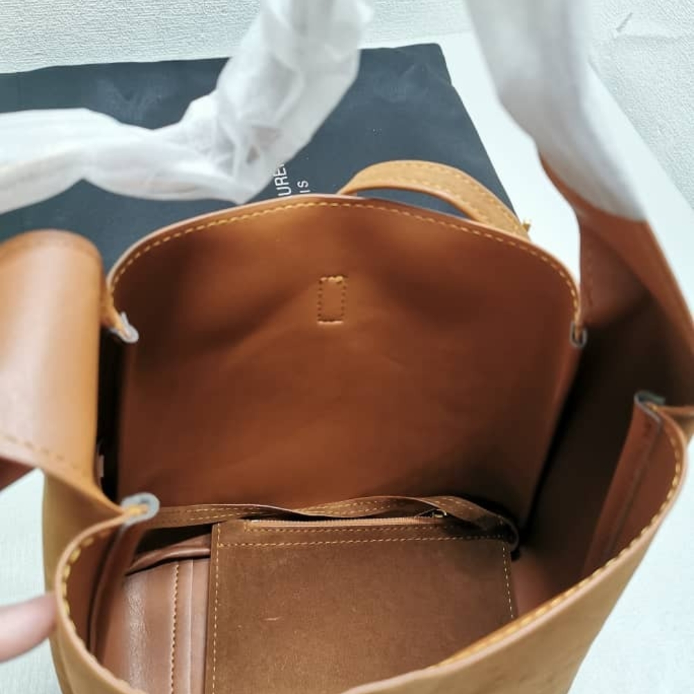 SAINT LAURENT LE 5 À 7 SUPPLE IN SUEDE GOLDEN BROWN 24CM - Image 6