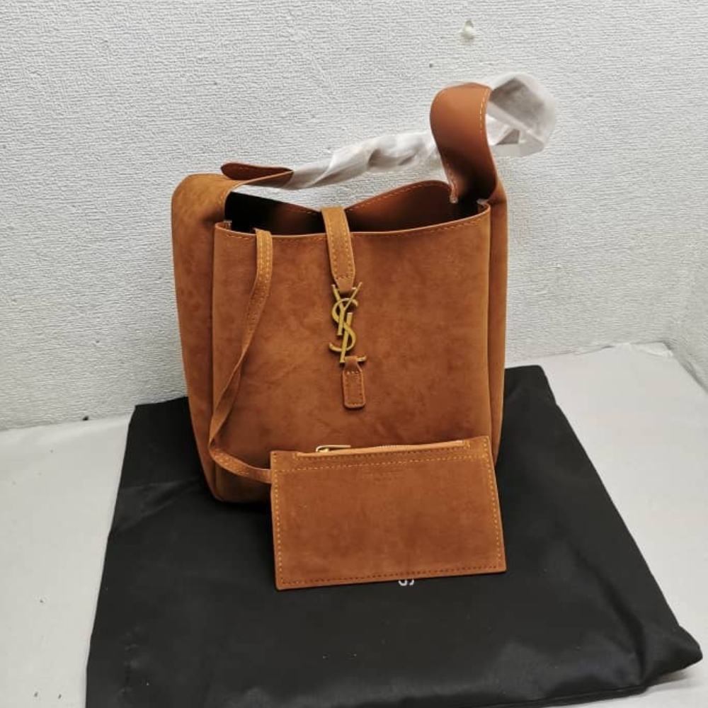 SAINT LAURENT LE 5 À 7 SUPPLE IN SUEDE GOLDEN BROWN 24CM - Image 7