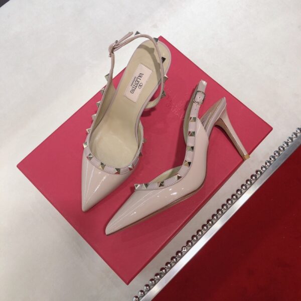 VALENTINO GARAVANI ROCKSTUD PATENT LEATHER STRAP PUMP BEIGE - Image 3