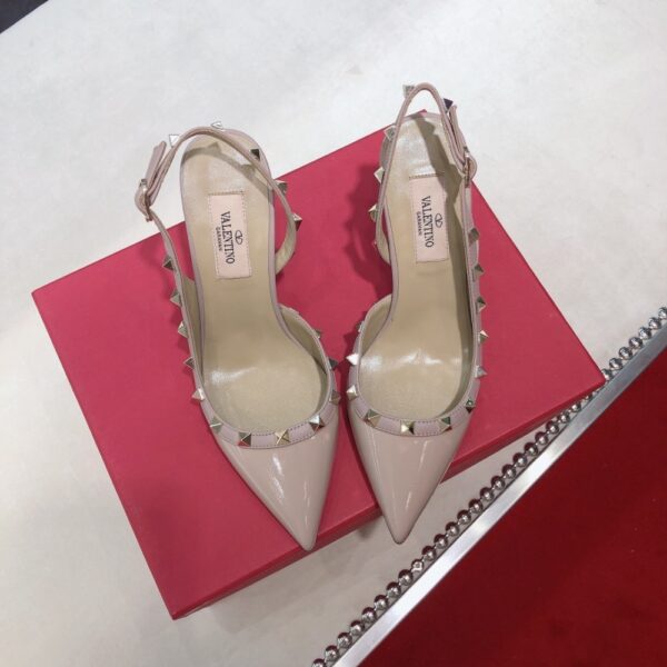VALENTINO GARAVANI ROCKSTUD PATENT LEATHER STRAP PUMP BEIGE - Image 4