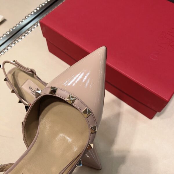 VALENTINO GARAVANI ROCKSTUD PATENT LEATHER STRAP PUMP BEIGE - Image 5