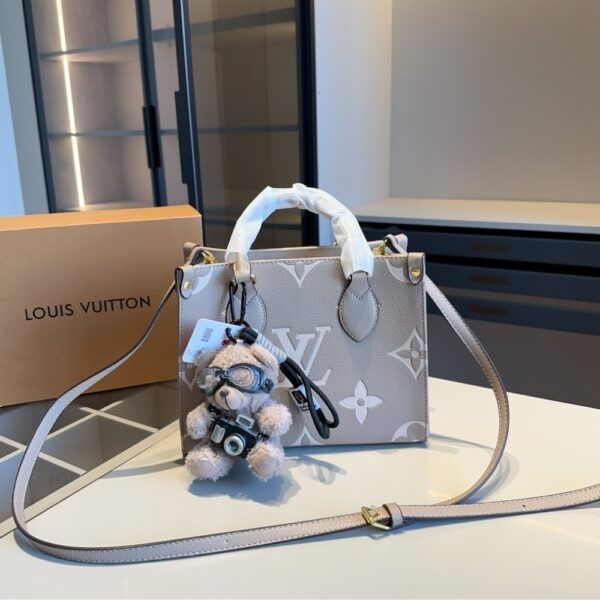 LOUIS VUITTON ONTHEGO PM DOVE GREY CREAM 25CM - Image 2