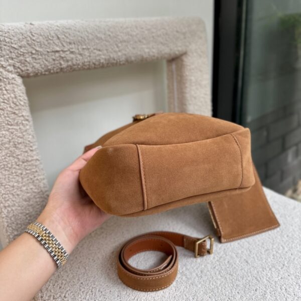 SAINT LAURENT LE 5 À 7 SUPPLE IN SUEDE GOLDEN BROWN 24CM - Image 2