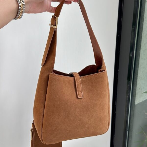 SAINT LAURENT LE 5 À 7 SUPPLE IN SUEDE GOLDEN BROWN 24CM - Image 6