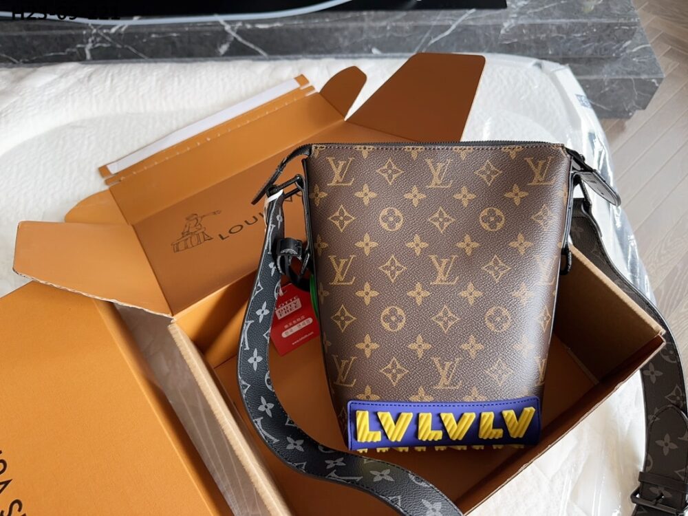 LOUIS VUITTON CRUISER MESSENGER BAG MONOGRAM ECLIPSE BROWN 20CM M57966 - Image 2