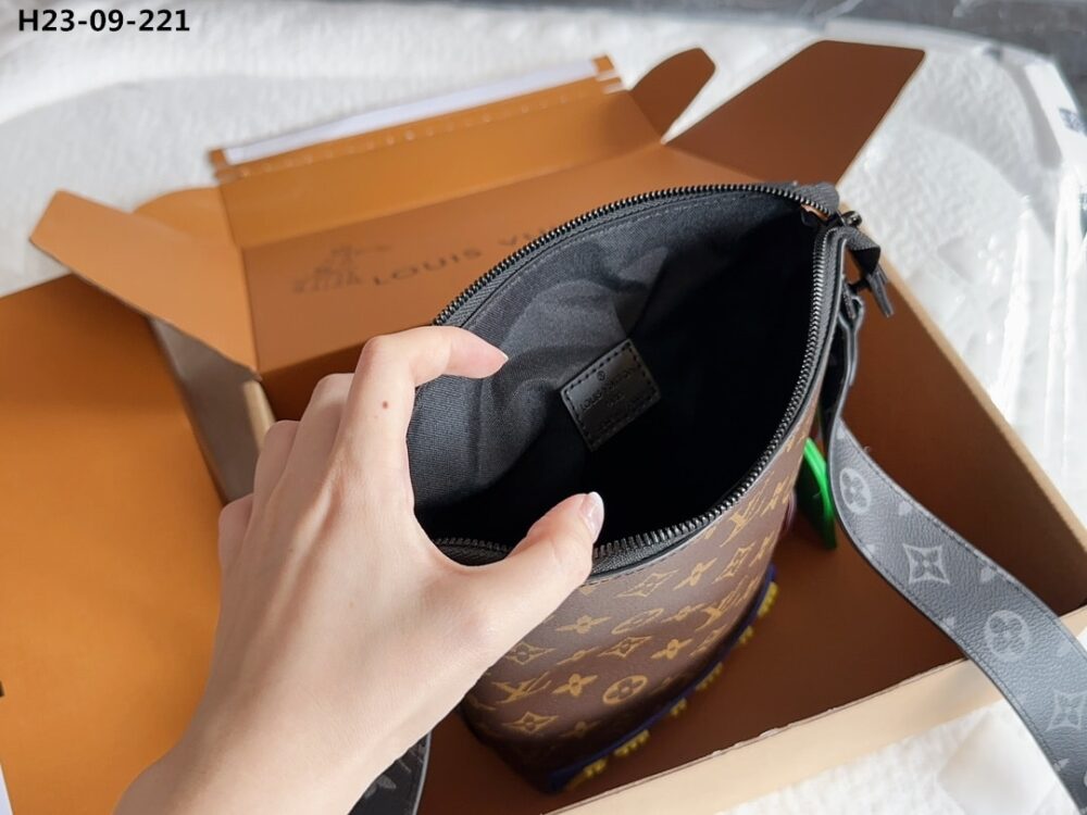 LOUIS VUITTON CRUISER MESSENGER BAG MONOGRAM ECLIPSE BROWN 20CM M57966 - Image 10