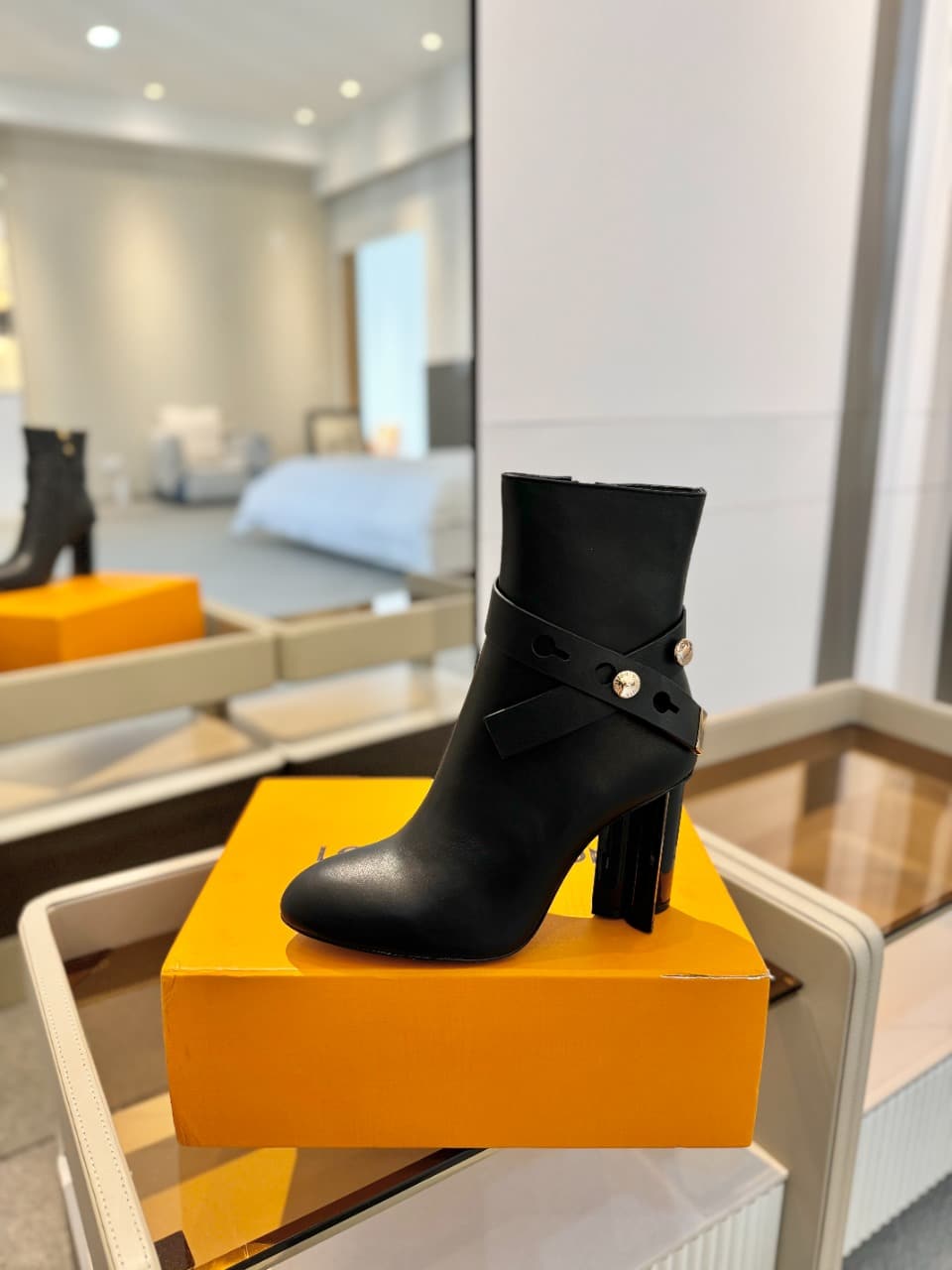 LOUIS VUITTON SILHOUETTE ANKLE BOOT BLACK 1ADAQZ - Image 2