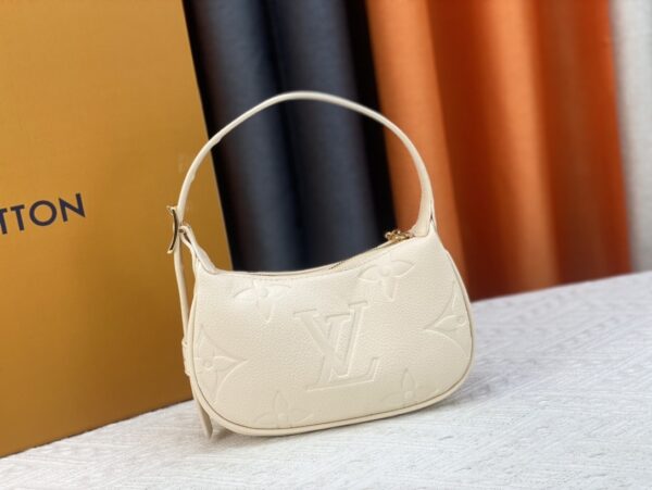 LOUIS VUITTON MINI MOON WHITE 20CM M82519 - Image 5