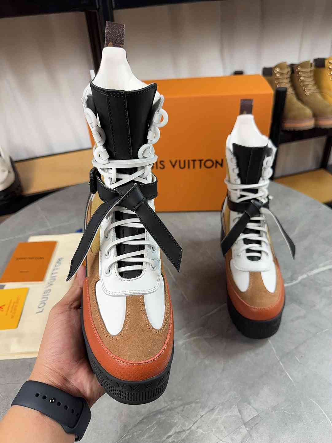 LOUIS VUITTON LAUREATE PLATFORM DESERT BOOT BEIGE 1AD24J - Image 4