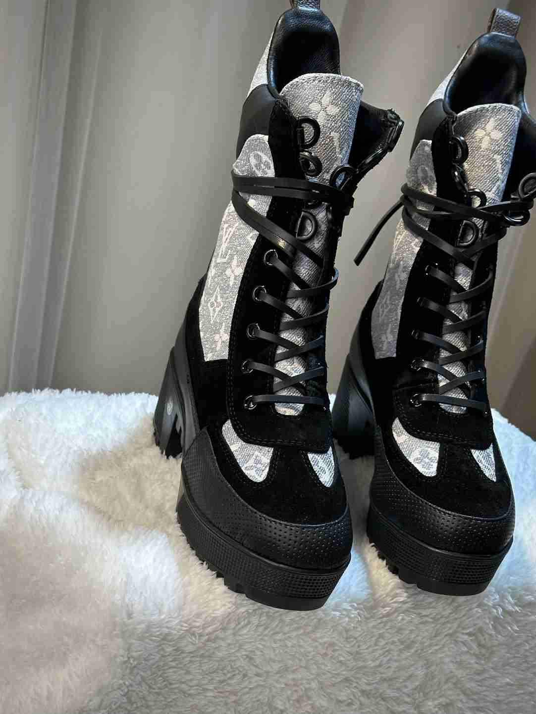 LOUIS VUITTON LAUREATE PLATFORM DESERT BOOT GREY 1AB2X9 - Image 2