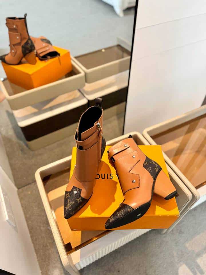 LOUIS VUITTON TRINITY BOOT MONOGRAM AND BROWN - Image 4